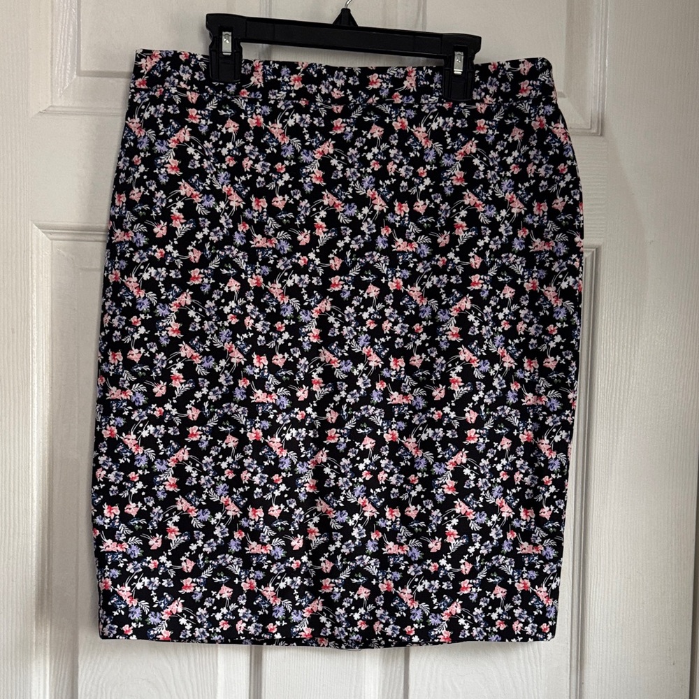 Like new Liz Claiborne knee length skirt. Size 6. Navy, pink and coral floral.